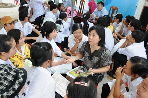 TS Lê Thị Thanh Mai tư vấn cho các bạn học sinh huyện Đầm Dơi, tỉnh Cà Mau sáng 20-3 - Ảnh: MINH ĐỨC