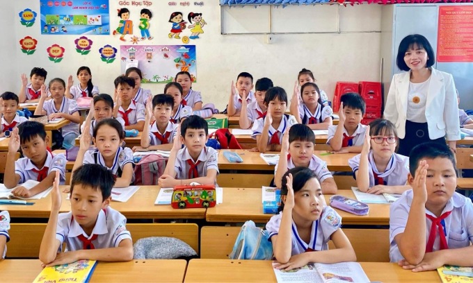 Cô giáo Nông Thị Việt Nhung trong khuôn viên trường Tiểu học Trần Phú, huyện Lục Yên